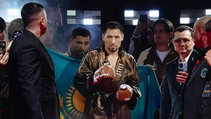Жанибек Алимханулы победил нокаутом в Астане и защитил два пояса чемпиона мира по боксу